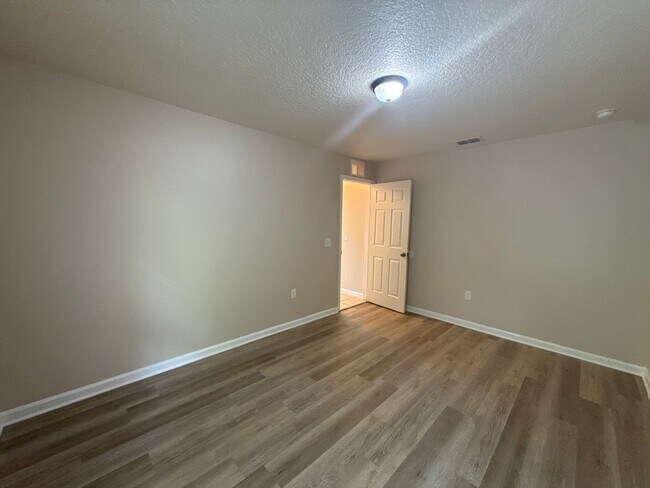 Building Photo - SILVER SPRINGS SHORES 3/2/2