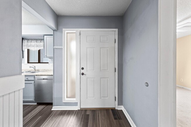 Building Photo - 208 Bartonwood Ct