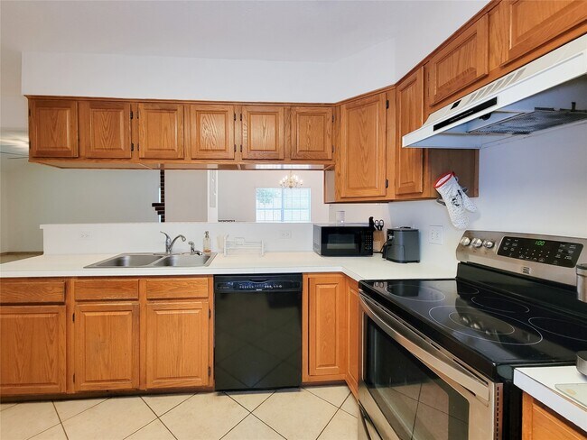 Building Photo - 2431 Edgewood Dr