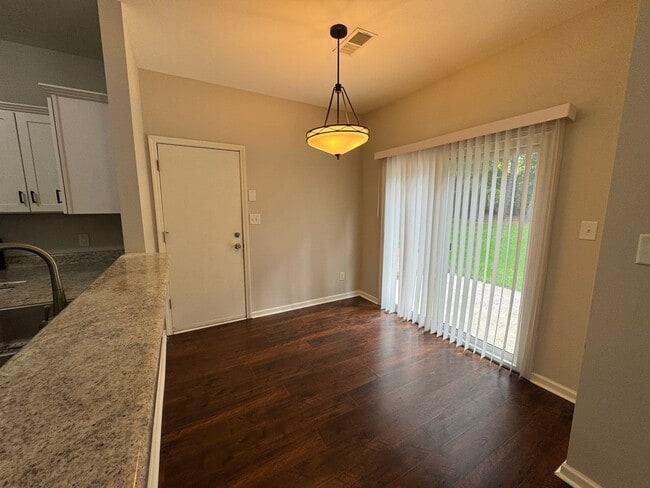 Building Photo - Move-in Ready! **Move-in Special** $250 of...