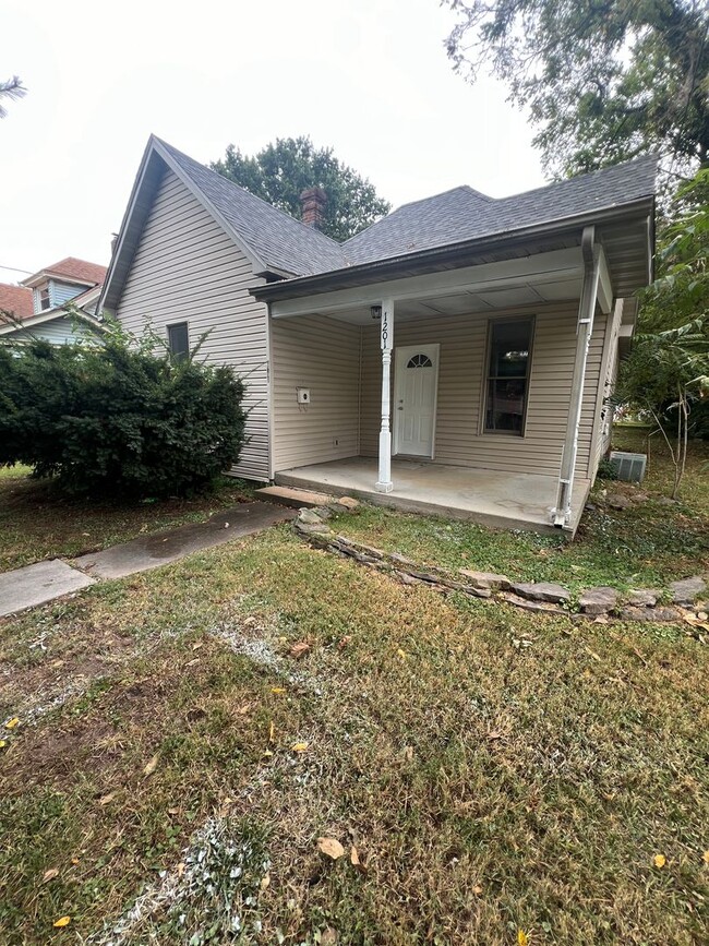 Primary Photo - 2 bedroom/1 bathroom house