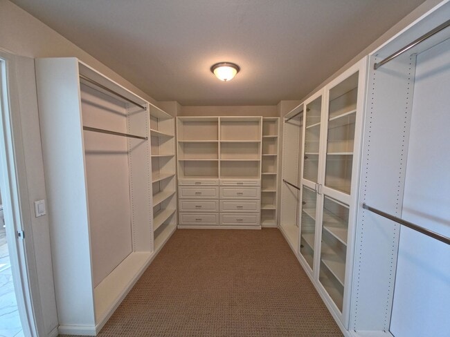 Building Photo - MOVE-IN READY - Upgraded 5+4 in Simi w/mou...