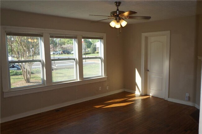 Building Photo - 583 Colonial Cir SE