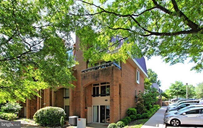 Building Photo - 626 15th St S