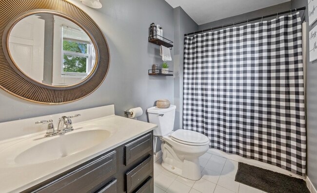 Building Photo - 204 Elliott Ave