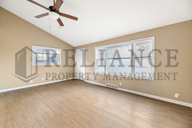 Building Photo - 2118 E 1st St N