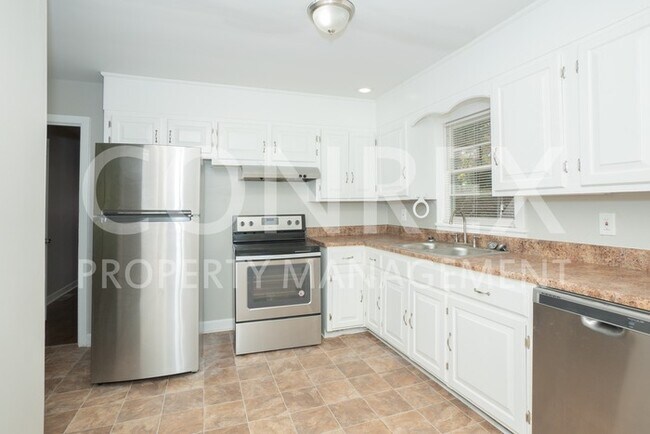 Building Photo - Home with Sunroom!