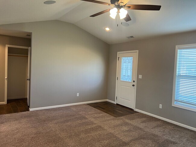 Building Photo - 400 Redwood Dr