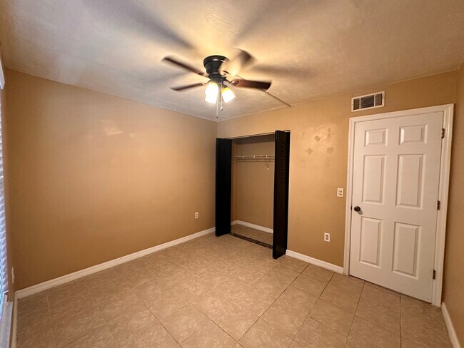 Building Photo - 4310 Santa Barbara Blvd