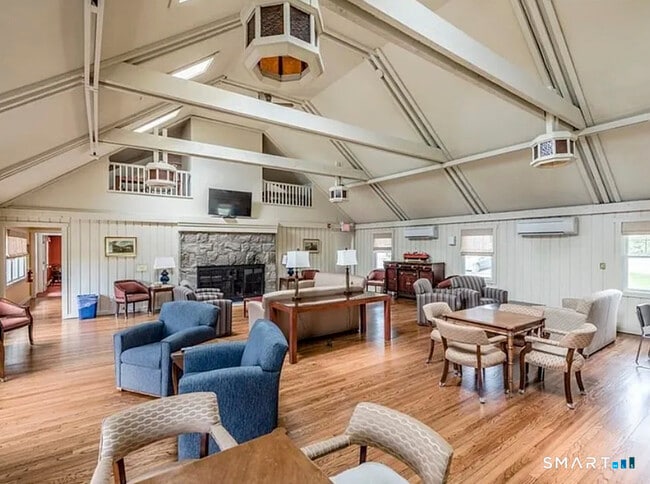 Building Photo - 576 Heritage Vlg