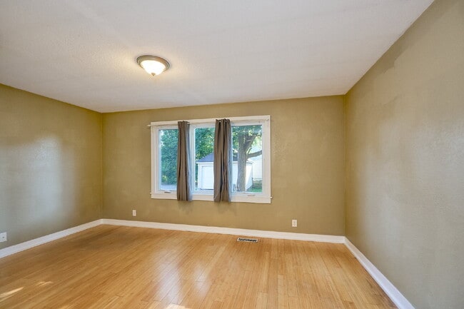 Building Photo - Charming 4-Bedroom Home with Gleaming Hardwood Floors in Vibrant Minneapolis Neighborhood!