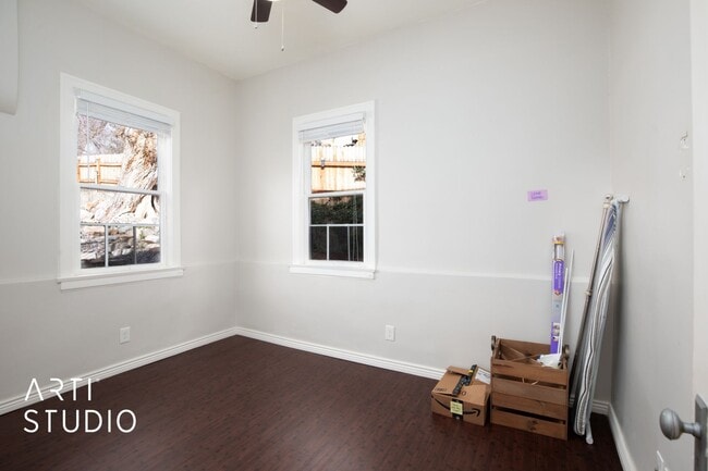 Building Photo - 4 Bed 2 Bath Salt Lake Home For Rent!
