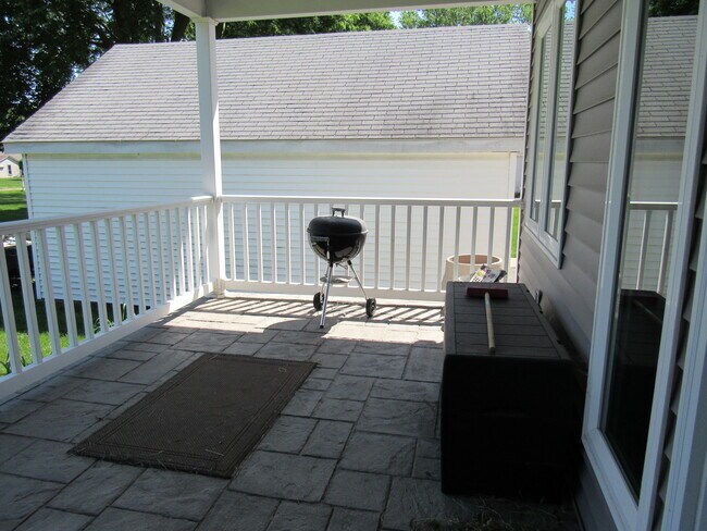 Building Photo - 405 E Palace Row