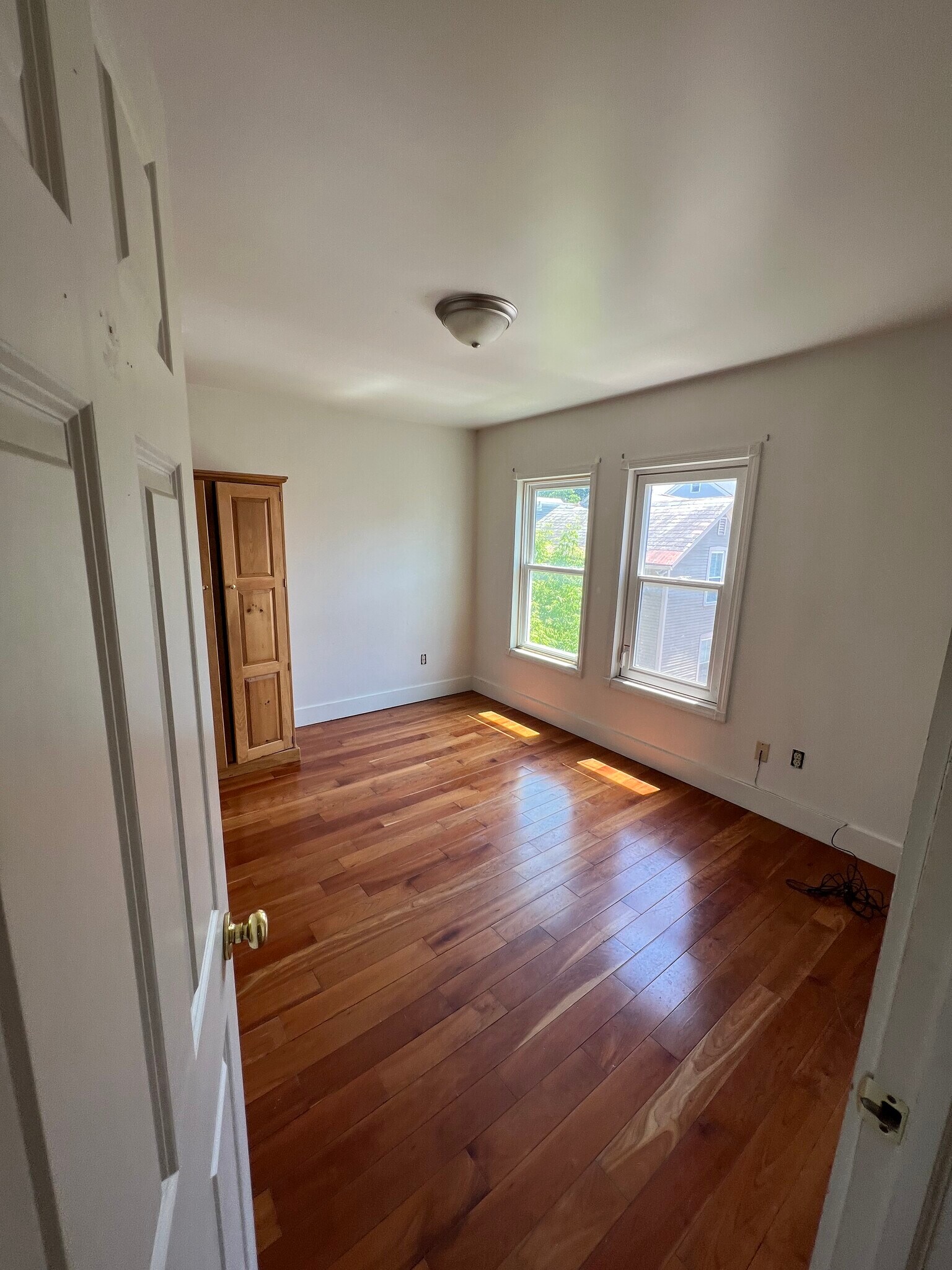 Building Photo - 196 Pine St