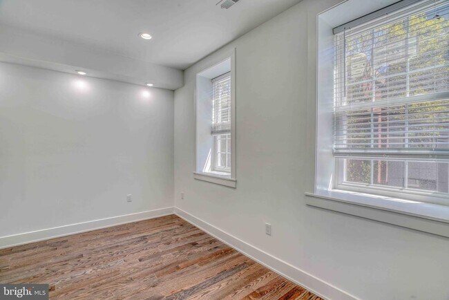 Building Photo - 2832 Edgemont St