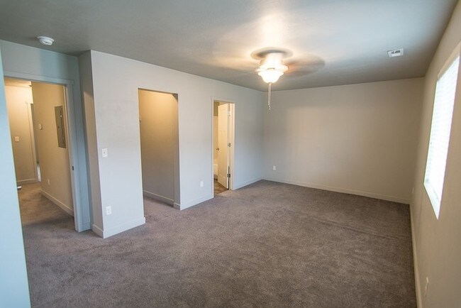 Building Photo - Amazing Townhome in Edgewater Community