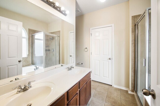Building Photo - 3 Bedroom/2 Bath Alamo Ranch Subdivision