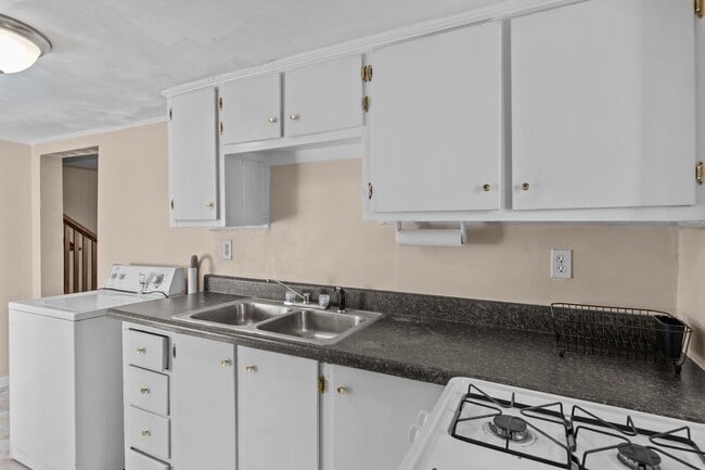 Building Photo - 1628 Bradford Terrace