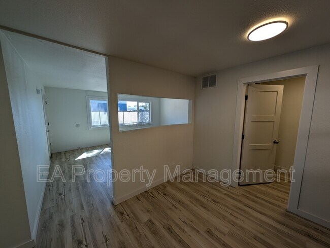 Building Photo - 3712 Bryn Mawr Dr NE