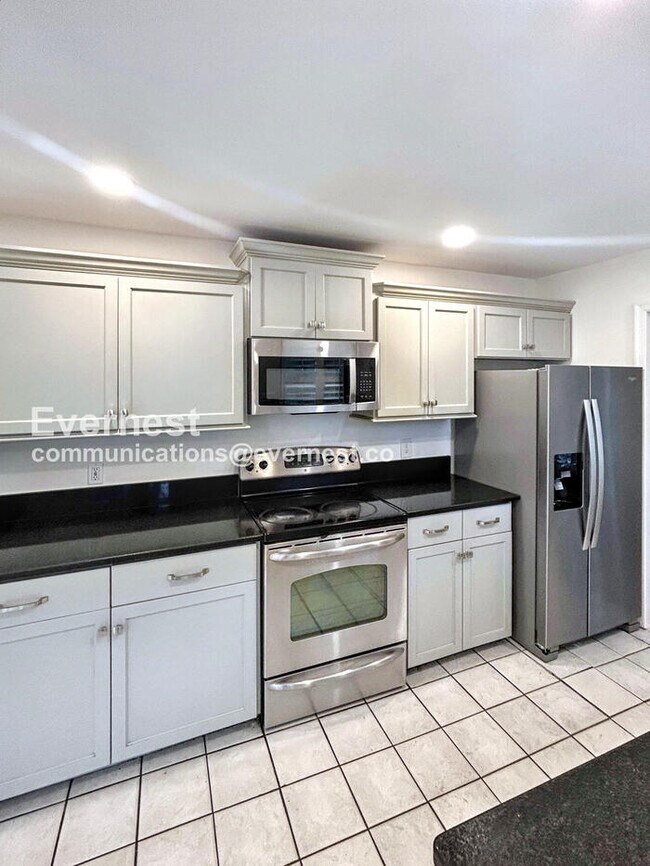 Building Photo - 3501 Shaker Dr