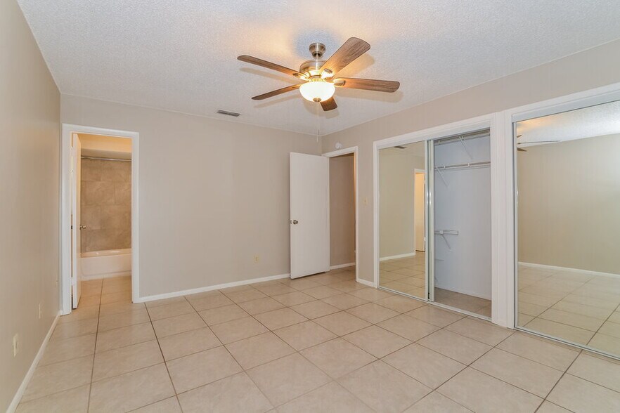 Building Photo - 1448 La Paloma Cir