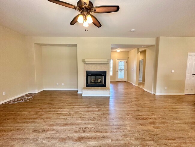 Building Photo - Beautiful 3 bedroom, 3 bathroom home with ...