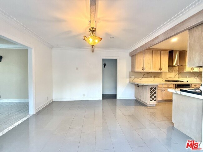 Building Photo - 2701 S Harcourt Ave