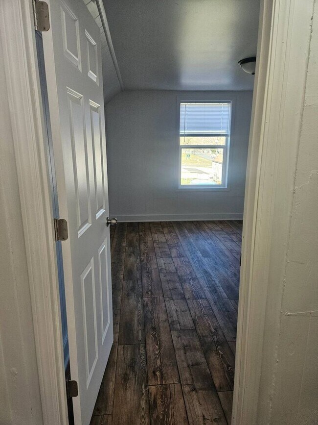 Building Photo - WOW! Look at this property ! You cant beat this price!