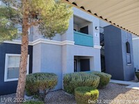 Building Photo - GORGEOUS 1st FLOOR UNIT IN NW GATED COMMUN...