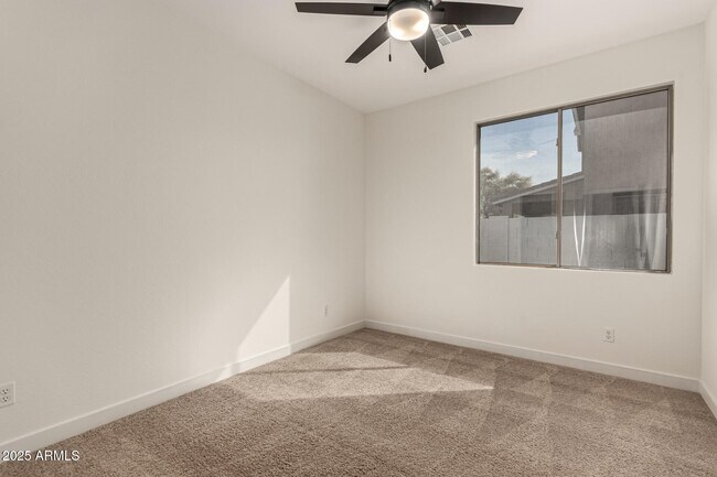 Building Photo - 1236 E Nightingale Ln