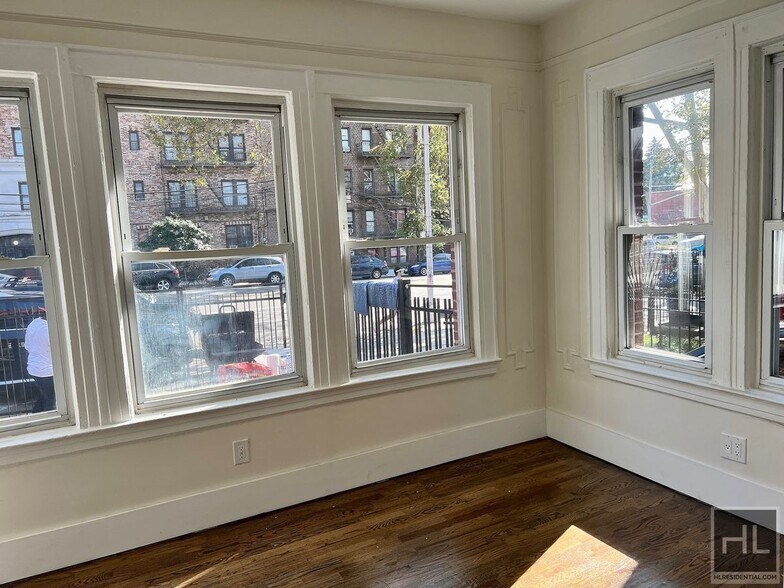 Primary Photo - 4BR 1BA Floor Through Classic 7 w/ Parking...