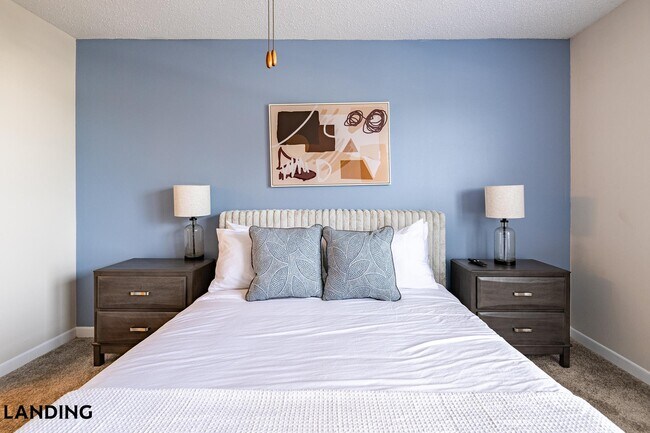 Building Photo - 1000 Palm Pl Dr NE