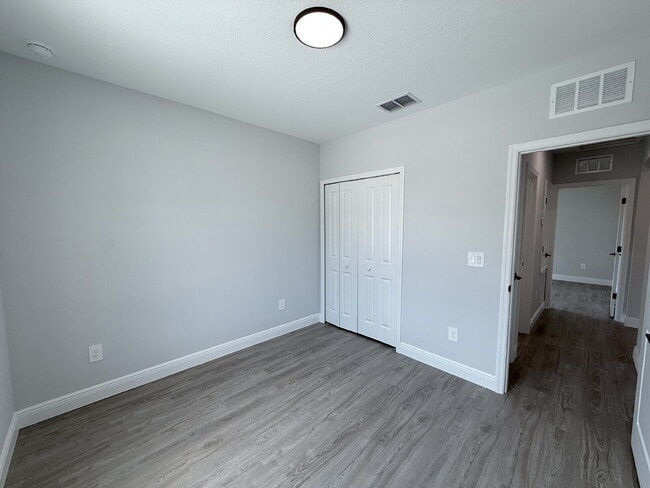 Building Photo - Move-In Ready! 3-bedroom and 2-bathroom home