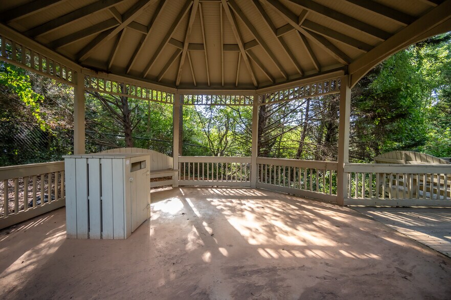 Building Photo - 270 Strickland Ave