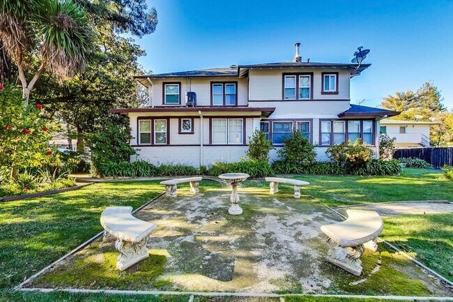 Building Photo - 159 Emerson St