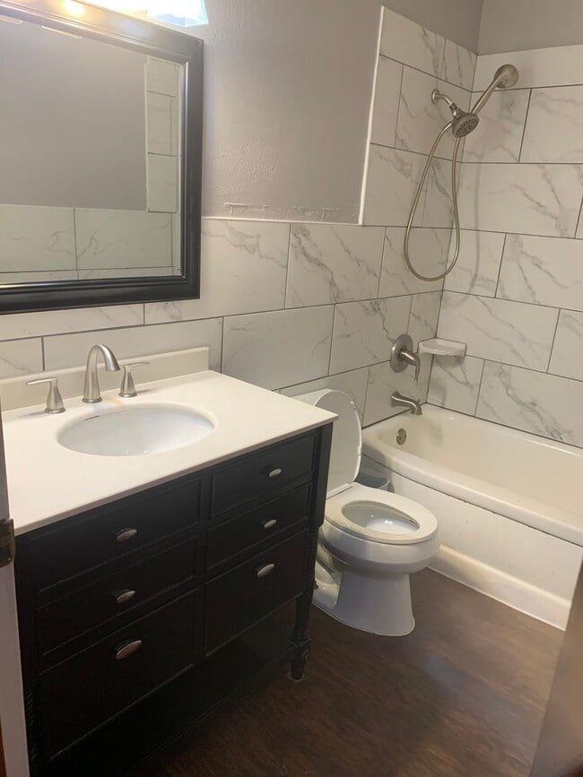 Building Photo - Charming 2-Bed with Bonus Space & Private ...