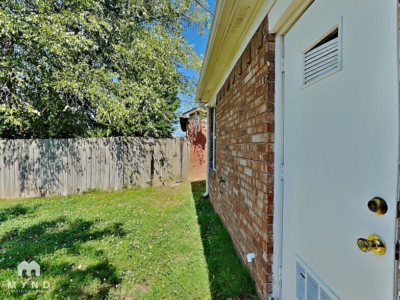 Building Photo - 7833 Shadowland Cove
