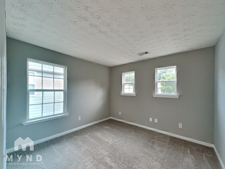 Building Photo - 2260 Valley Creek Dr