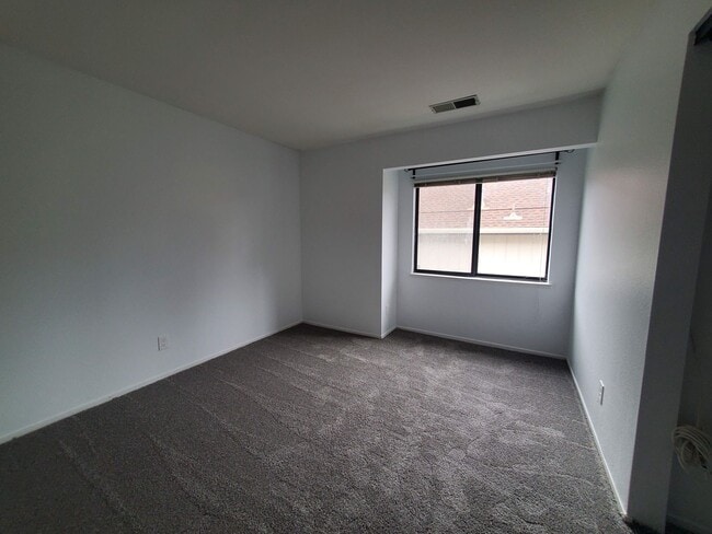 Building Photo - Update 2x2 Condo in Ideal Novato Location