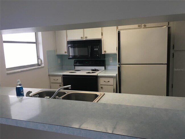 Building Photo - 3633 Cockatoo Dr