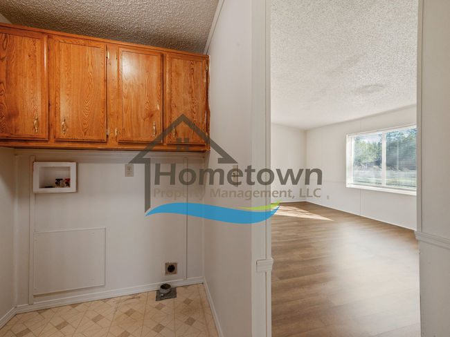 Building Photo - 2 Bedroom 1 Bathroom Home with Off-Street ...