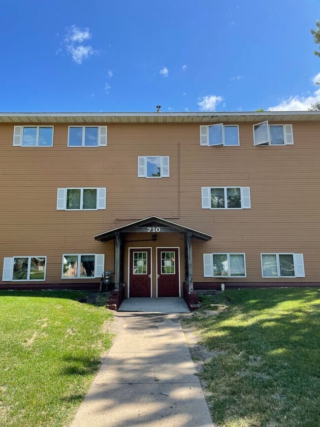 Building Photo - 3 Bedroom Apartment