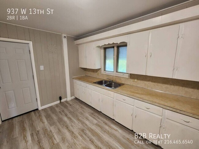 Building Photo - 937 W 13th St