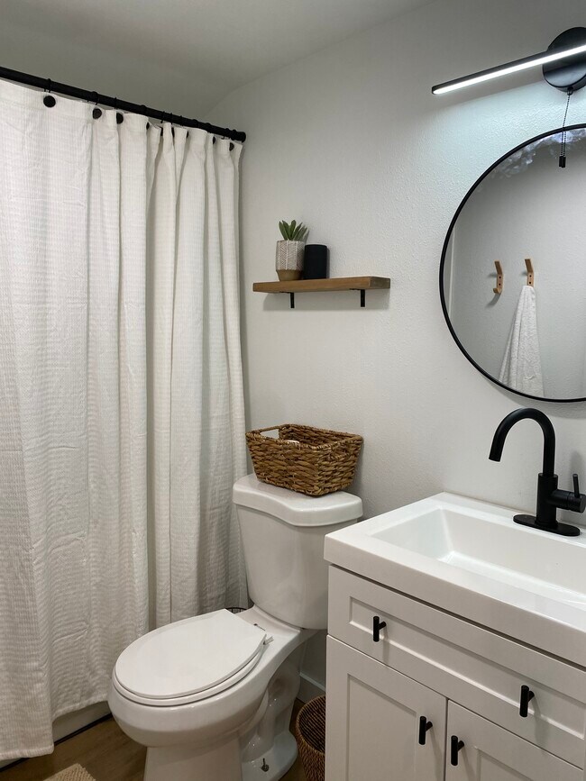 Building Photo - 613 Broadway St