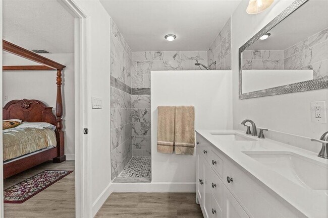 Building Photo - 710 116th Ave