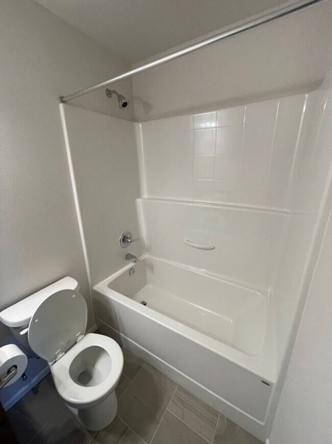 Building Photo - Spaciously Modern Tri Level Townhome for R...