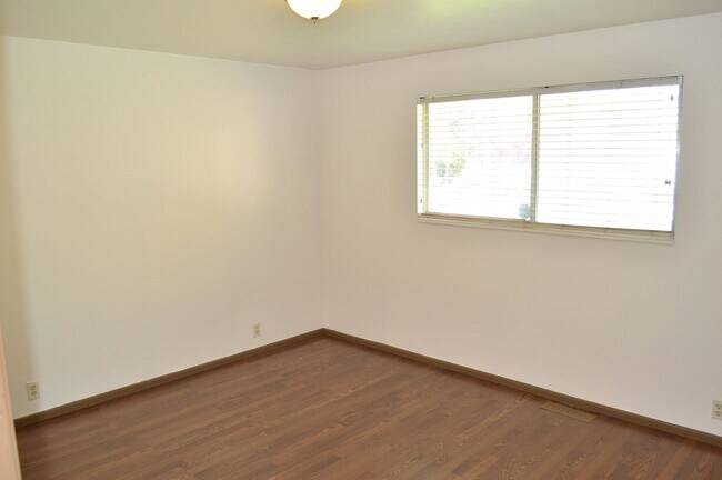 Building Photo - Walton Ln Duplex