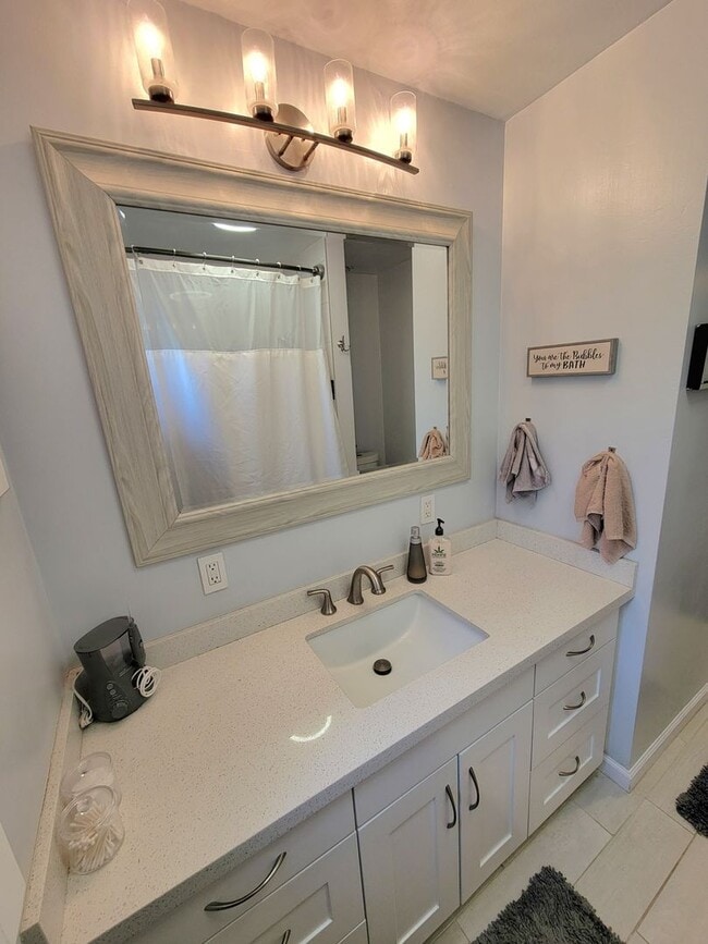 Building Photo - Great Single Family Home in West Long Beach