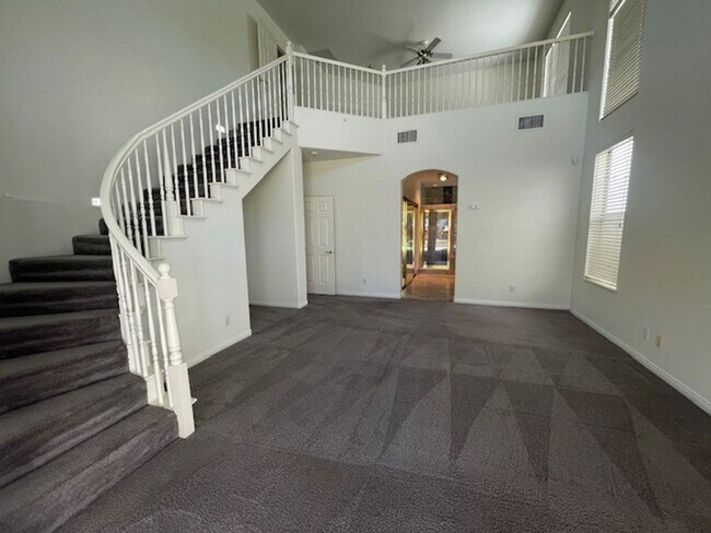 Building Photo - FANTASTIC SPACIOUS HOME LOCATED IN GATED C...