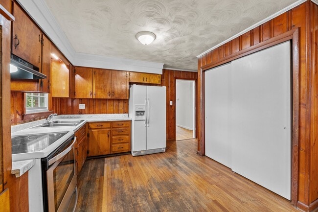 Building Photo - 607 Pinetree Dr